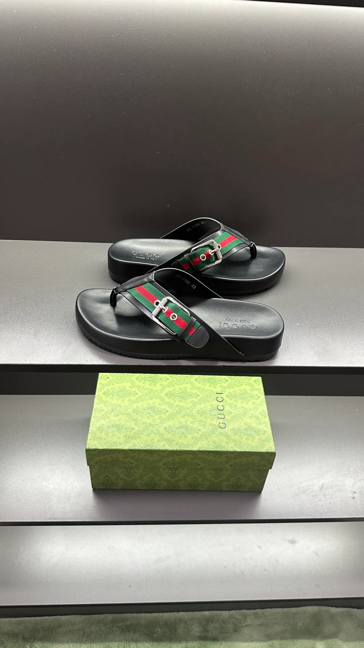 [G Home New Style] P: 300💰Men's size 39~45, (46. Customized) This slipper is made of GG polyester fiber and is decorated with a Gucci label on the front, which adds a striking logo feel to the style. "Gucci Made in Italy" stamped label Rubber sole Flat Made in Italy